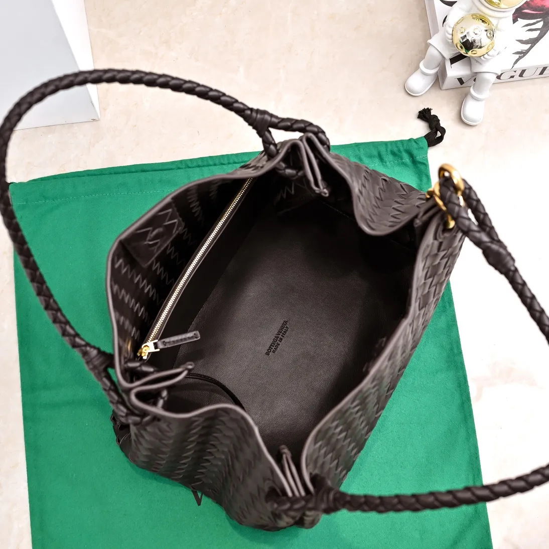 Batch 2660 24 early autumn new model Andiamo Parachute is made of a whole piece of woven leather and is processed with folding stitching at the four corners # Craftsmanship and creativity. Large size is atmospheric and practical. One of the must-selects for BV. Large space, can hold a computer, thick shoulder strap, very comfortable on the shoulder. Large parachute upper body real photo can be carried on the back. The upper body is versatile and cute☺️ Style number: 6571 Size: 30*26*20cm